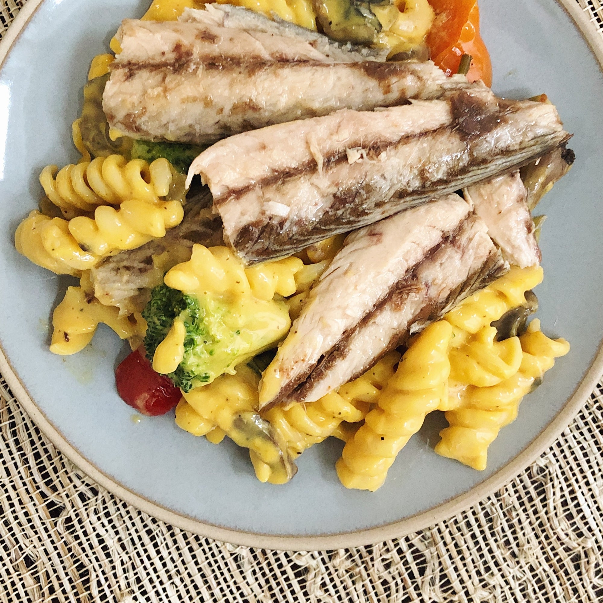 Mackerel fillets in olive oil with macaroni and cheese - Donostia Foods