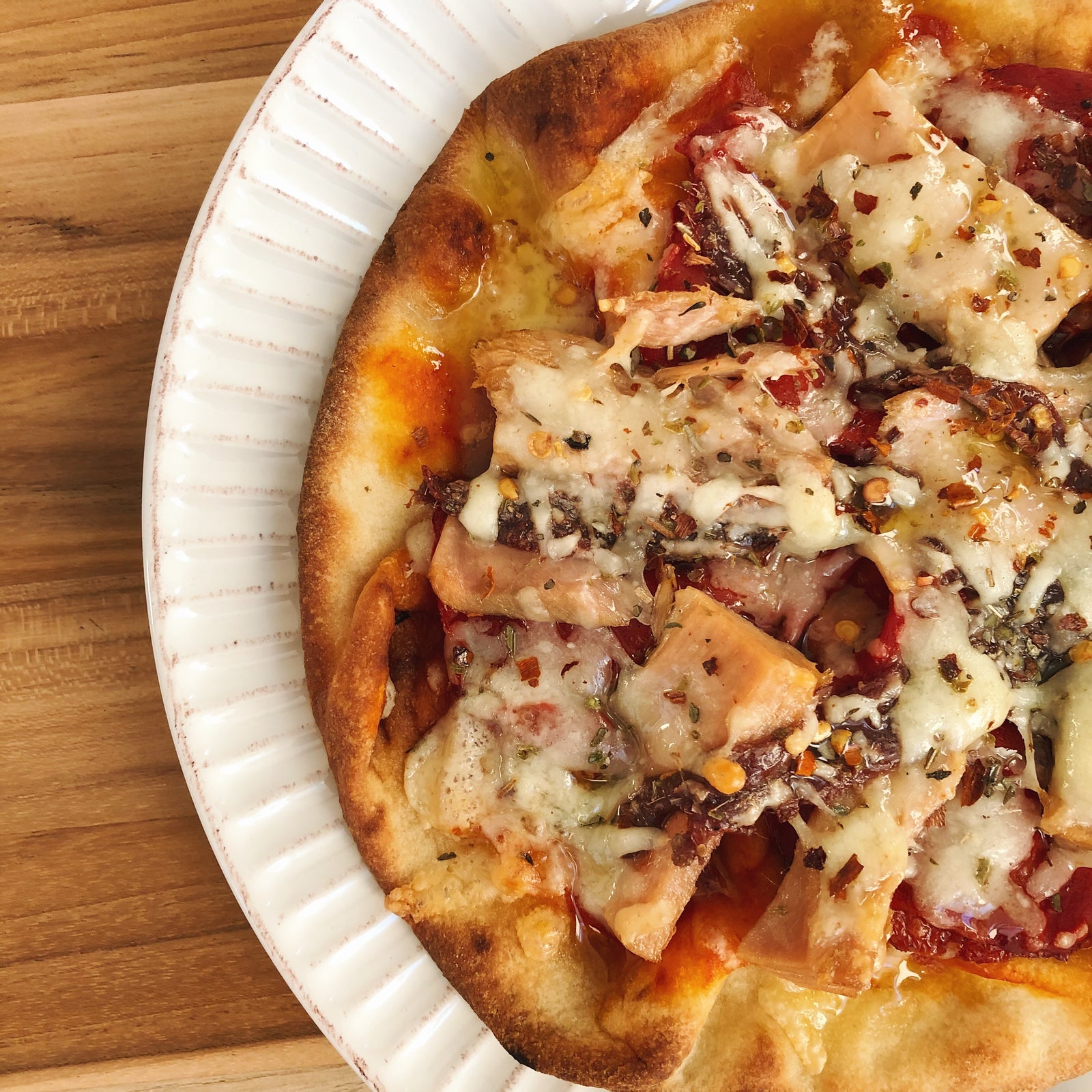 Bonito del Norte tuna and Cantabrian anchovy naan pizza with manchego cheese - Donostia Foods