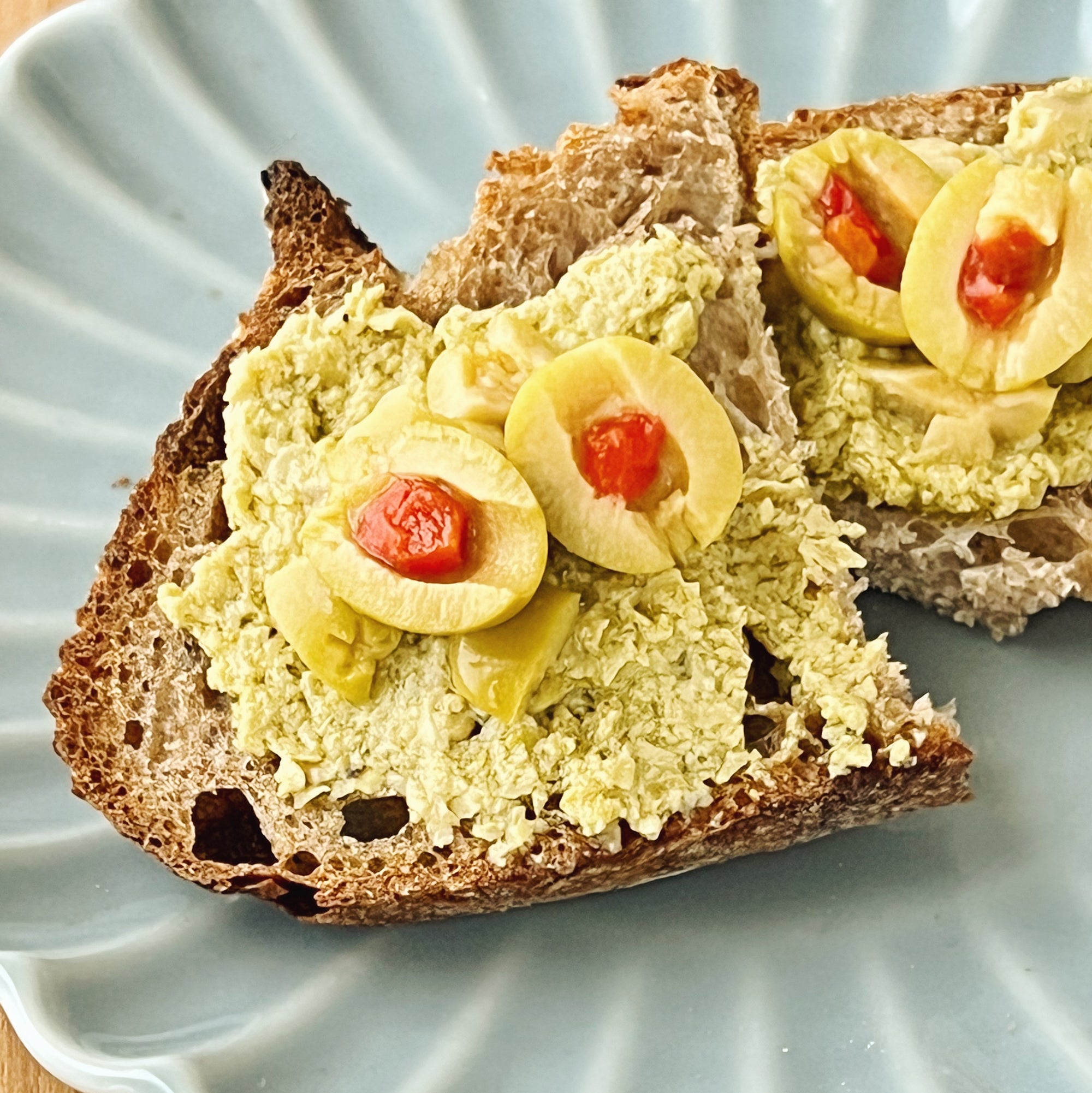 Baby broad beans hummus with olives - habitas hummus - Donostia Foods