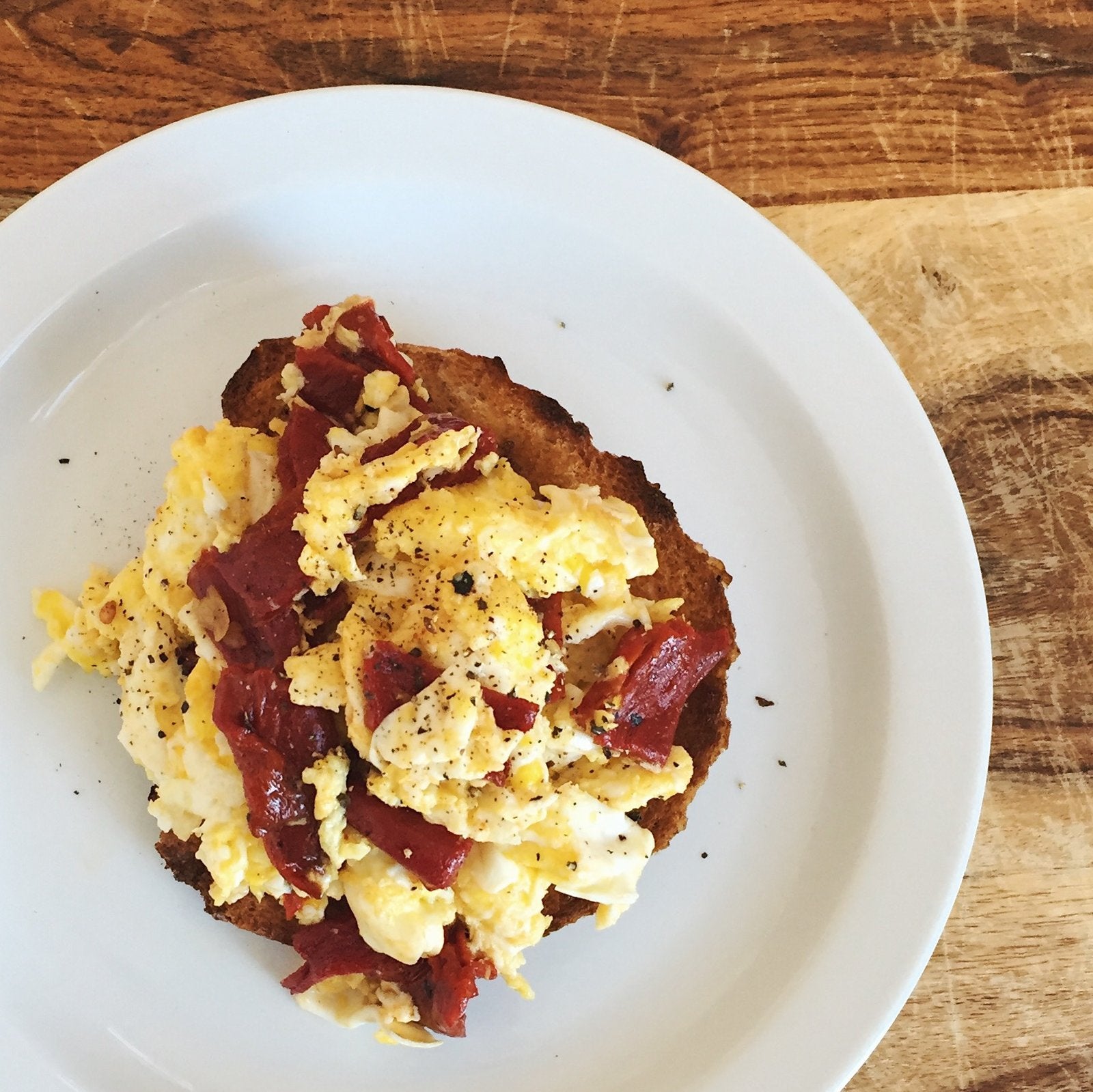 Scrambled eggs with piquillo pepper